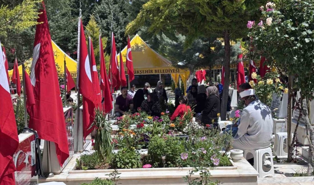 Gaziantep’te Kurban Bayramı öncesi mezarlıklarda ve şehitliklerde yoğunluk oluştu. Arefe