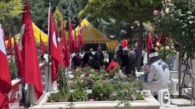 Gaziantep’te Kurban Bayramı öncesi mezarlıklarda ve şehitliklerde yoğunluk oluştu. Arefe
