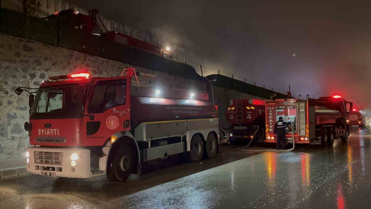 Gaziantep’te mobilya fabrikasında çıkan yangın, itfaiye ekiplerinin yoğun müdahalesi sonrası