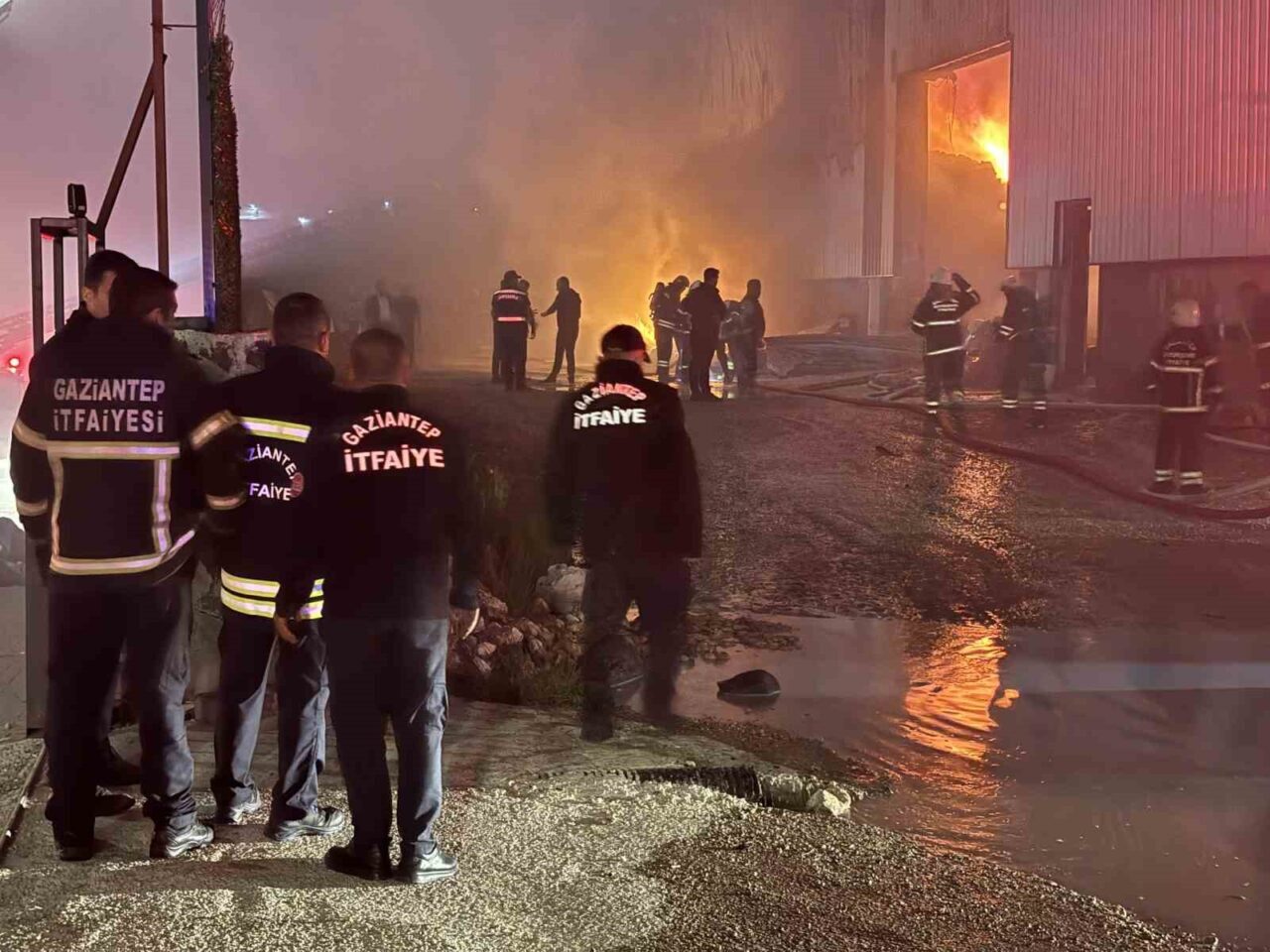 Gaziantep’te bir mobilya fabrikasında yangın çıktı. Yangın sonrası olay yerine