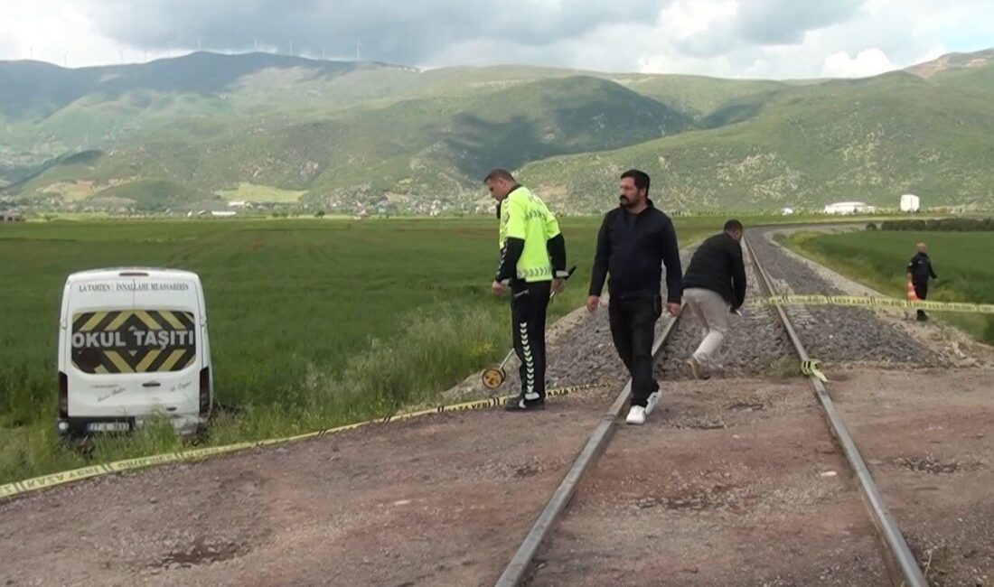Gaziantep’in İslahiye ilçesinde hemzemin geçitten geçen öğrenci servisine tren çarptı.