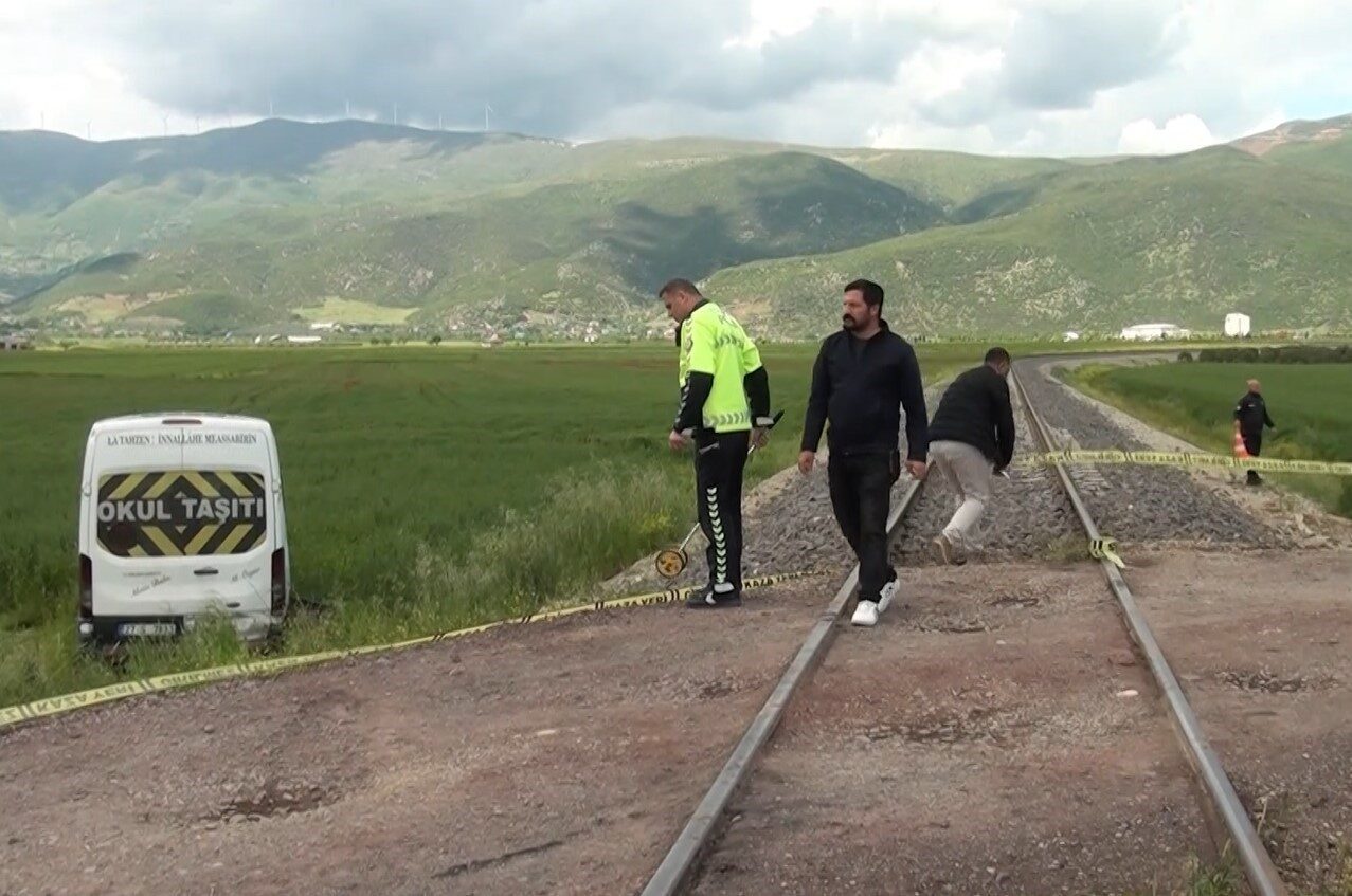 Gaziantep’in İslahiye ilçesinde hemzemin geçitten geçen öğrenci servisine tren çarptı.
