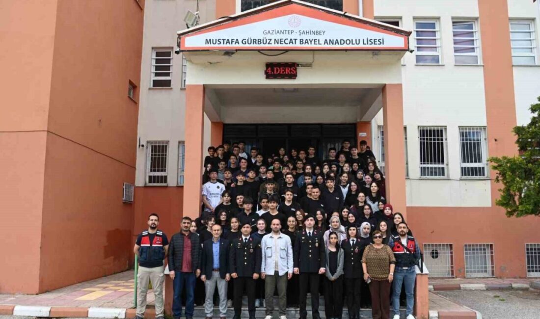 Gaziantep’te jandarma ekiplerince lise öğrencilerine jandarma mesleği ile ilgili bilgilendirici