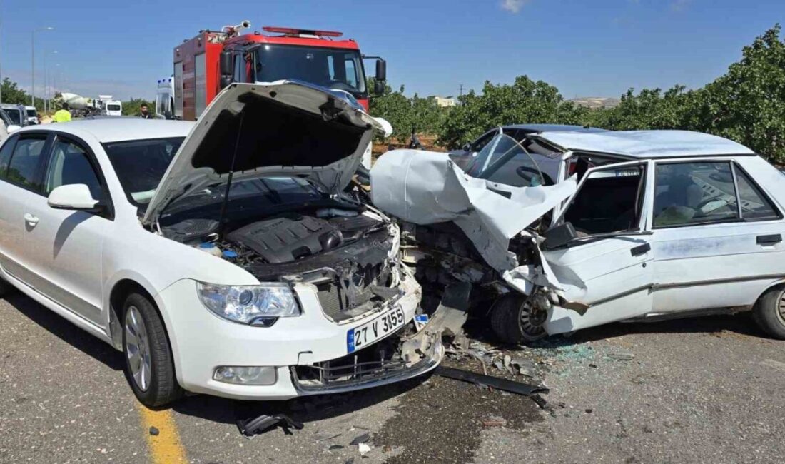 Gaziantep’in Nizip ilçesinde kafa kafaya çarpışan otomobillerin sürücüleri yaralandı. Kaza,