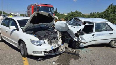 Gaziantep’in Nizip ilçesinde kafa kafaya çarpışan otomobillerin sürücüleri yaralandı. Kaza,