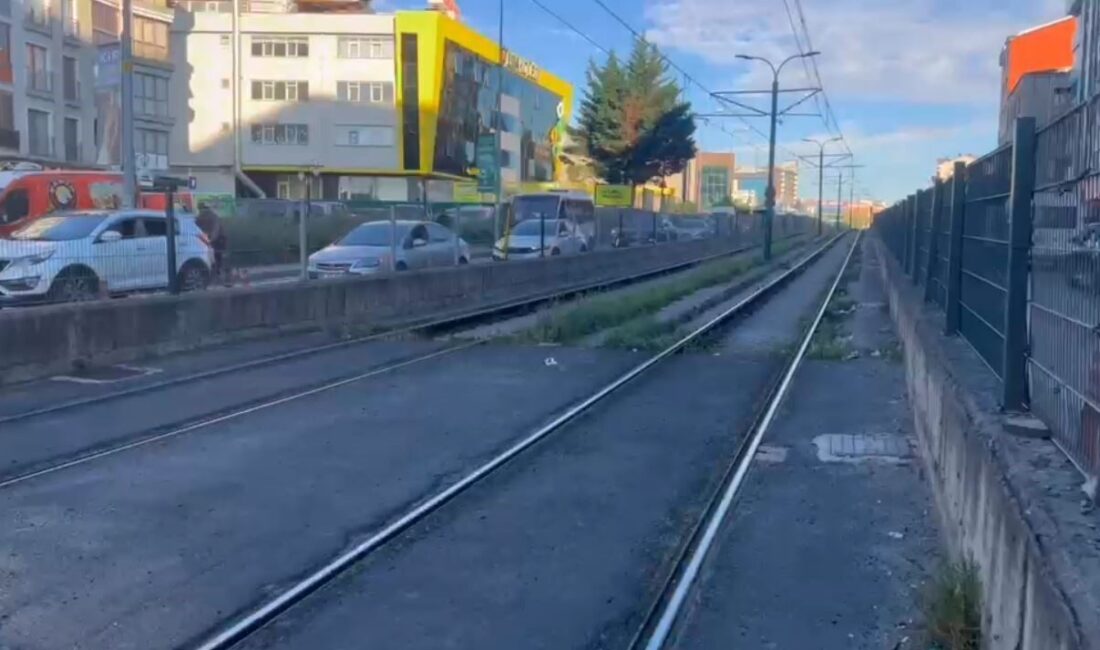 Gaziosmanpaşa’da tramvay ile motosikletin çarpıştığı kazada motosiklet sürücüsü ağır yaralandı.