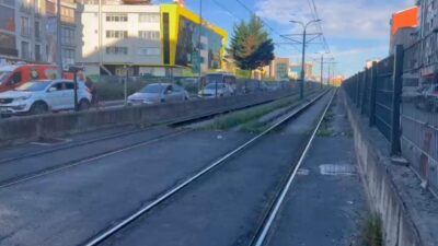 Gaziosmanpaşa’da tramvay ile motosikletin çarpıştığı kazada motosiklet sürücüsü ağır yaralandı.