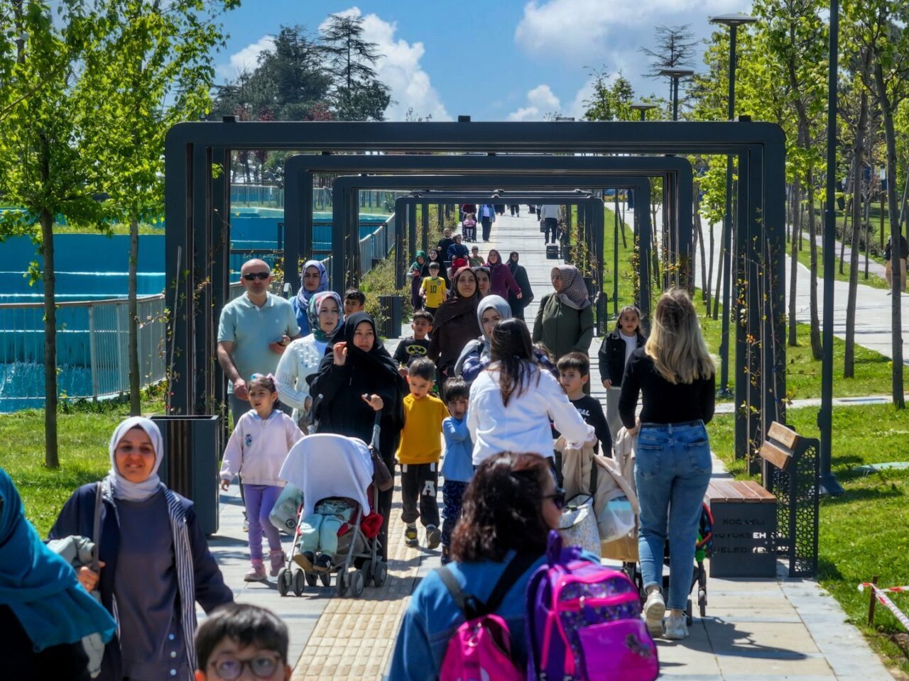 Gebze Millet Bahçesi, baharın gelişiyle birlikte yürüyüş yolları, biyolojik göleti,