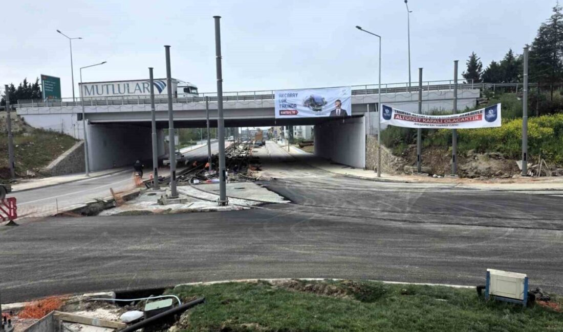 İzmit Vatan Caddesi tramvay kavşağında gece saatlerinde başlatılan asfalt serimi,
