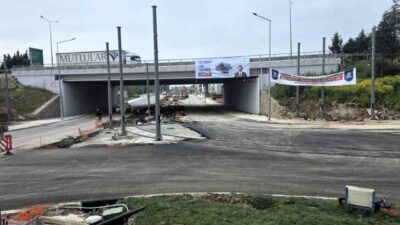 İzmit Vatan Caddesi tramvay kavşağında gece saatlerinde başlatılan asfalt serimi,