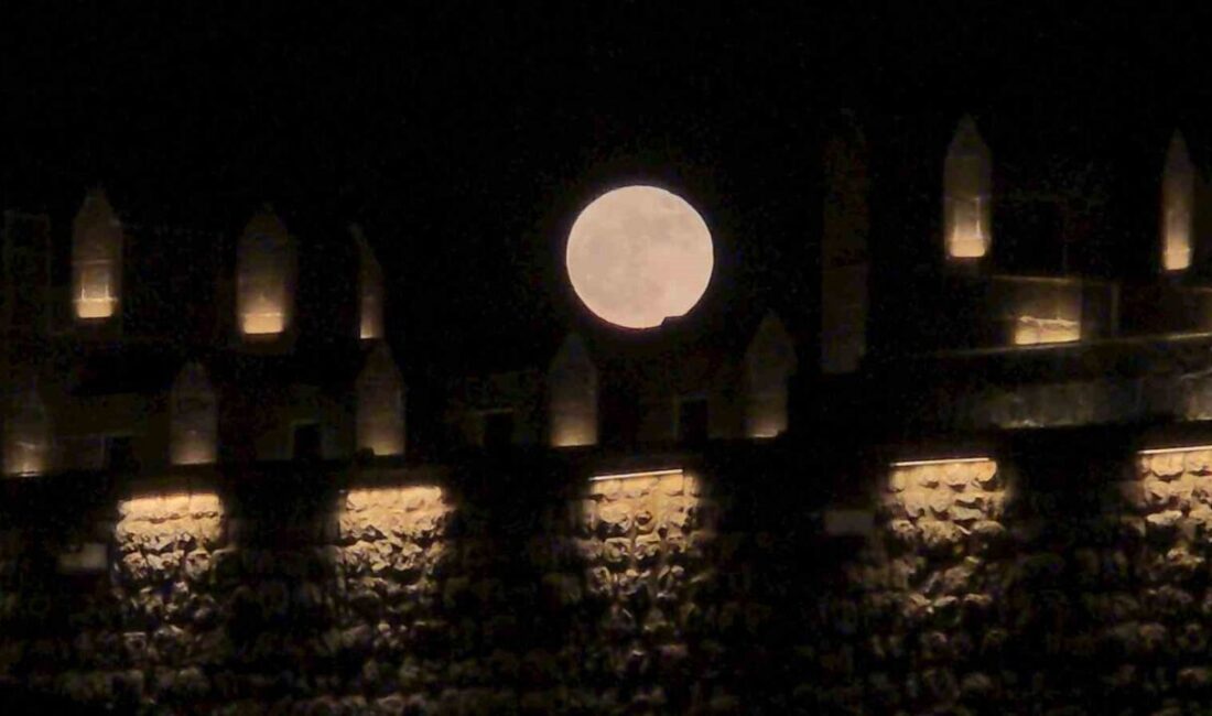 Van semalarında gece saatlerinde ortaya çıkan ’Mavi Dolunay’, eşsiz görüntüler