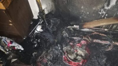 Hakkari’nin Geçimli köyünde gece saatlerinde çıkan yangın bir aileyi evsiz