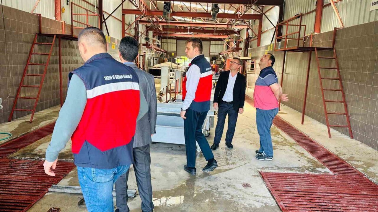 Kütahya’nın Gediz ilçesinde Kurban Bayramı öncesi geçici kurban kesim alanlarına