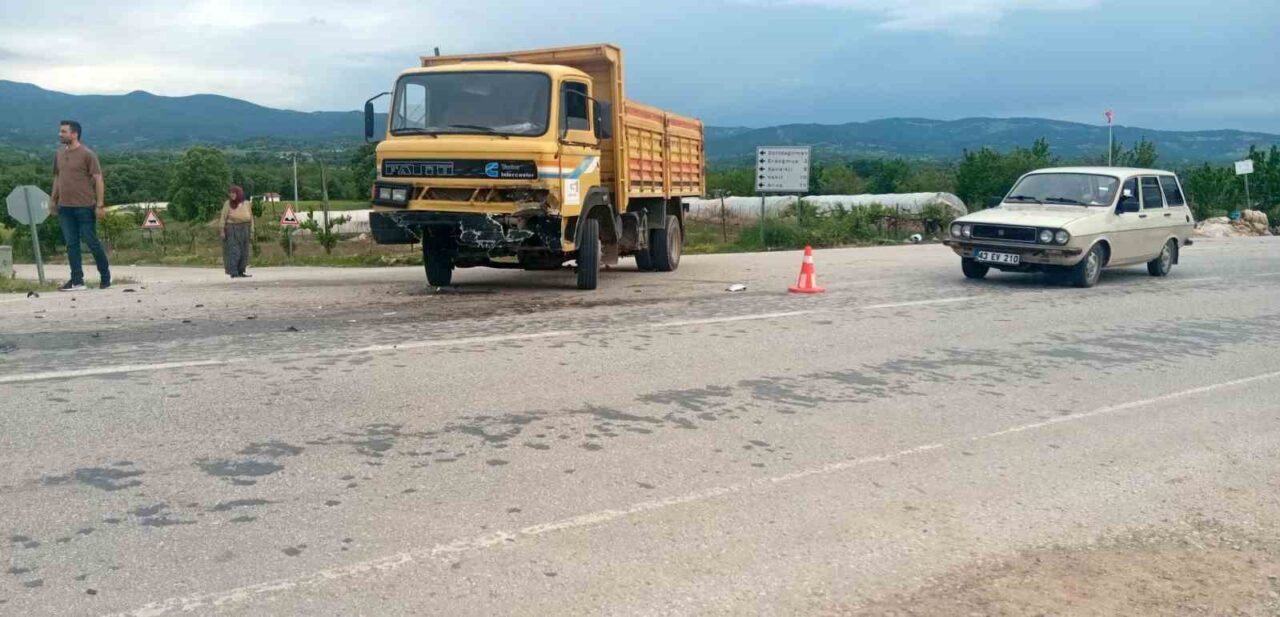 Kütahya’nın Gediz ilçesinde meydana gelen trafik kazasında, otomobil ile kamyonun