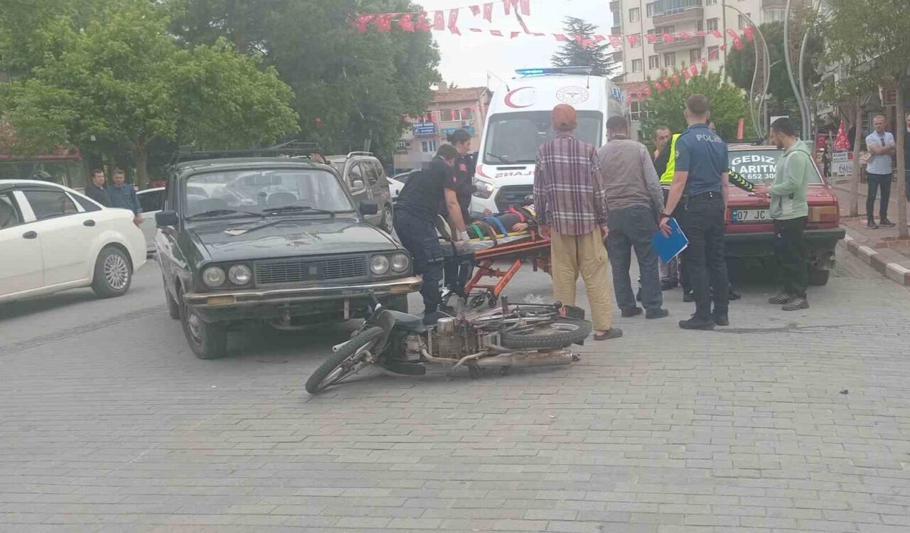 Kütahya’nın Gediz ilçesinde otomobil ile motosikletin kafa kafaya çarpıştığı trafik