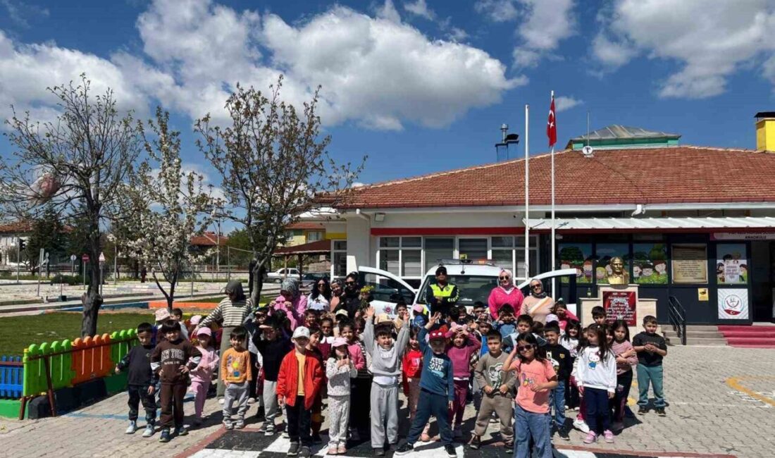 Afyonkarahisar’ın Şuhut ilçesinde Trafik Haftası etkinlikleri çerçevesinde geleceğin bilinçli sürücüleri