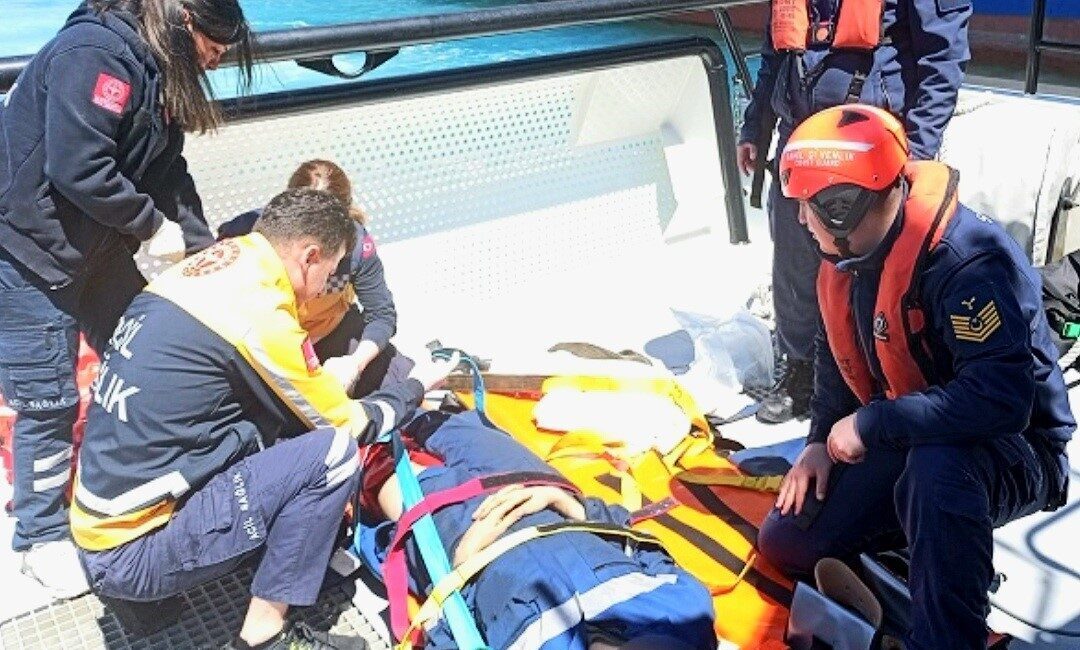 Bartın’da yük gemisinin iskele merdiveninden inerken yere düşen personelin yardımına