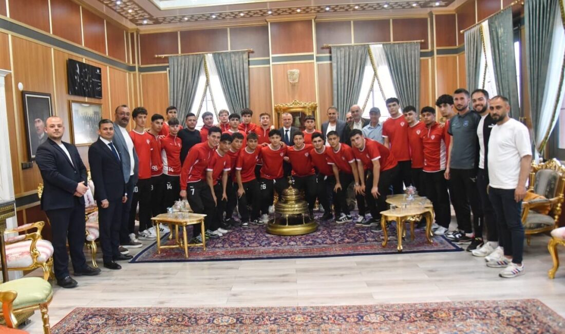 Yunusemre Belediye Başkanı Semih Balaban, Türkiye Şampiyonası öncesi U18 takımını