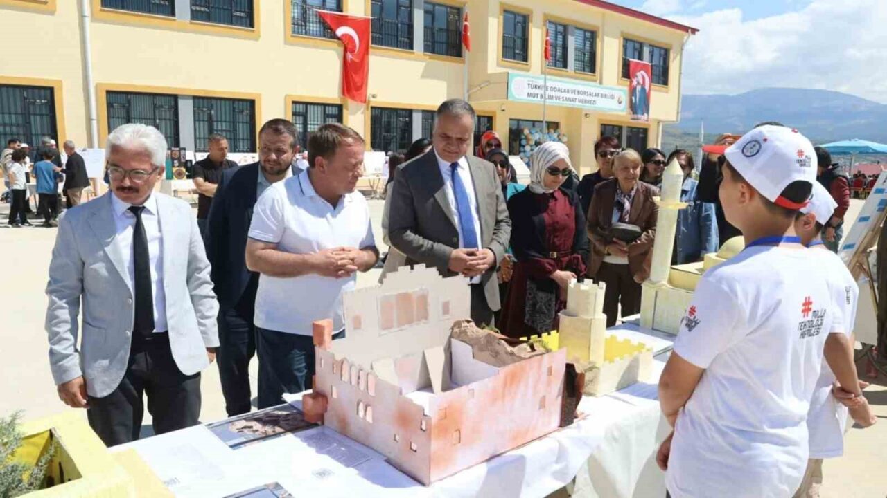 Mersin’in Mut ilçesinde, TÜBİTAK 4006 Bilim Fuarı kapsamında öğrenciler tarafından