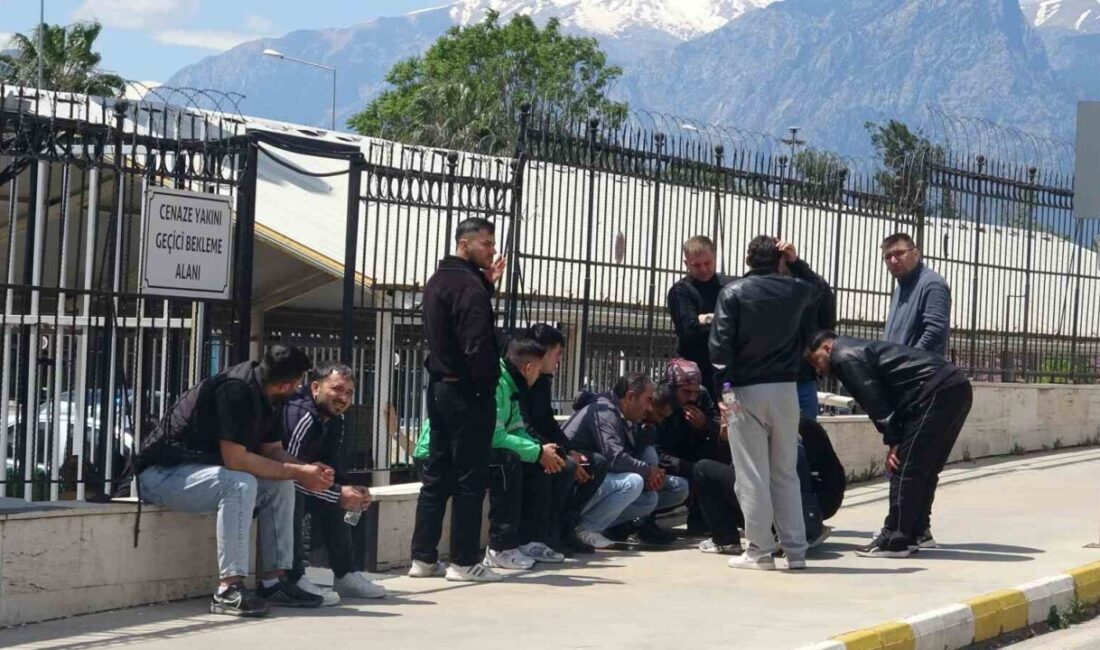 Antalya’da yan yoldan ana yola çıkmak isteyen araç karşı yönden