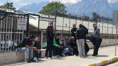Antalya’da yan yoldan ana yola çıkmak isteyen araç karşı yönden