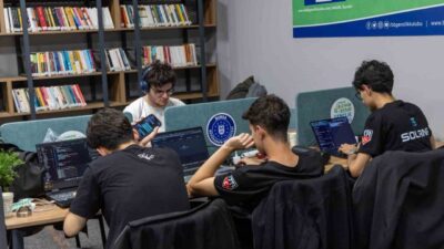 Bursa Büyükşehir Belediyesi’nin destekleriyle düzenlenen 3 günlük hackathon (kodlama maratonu)