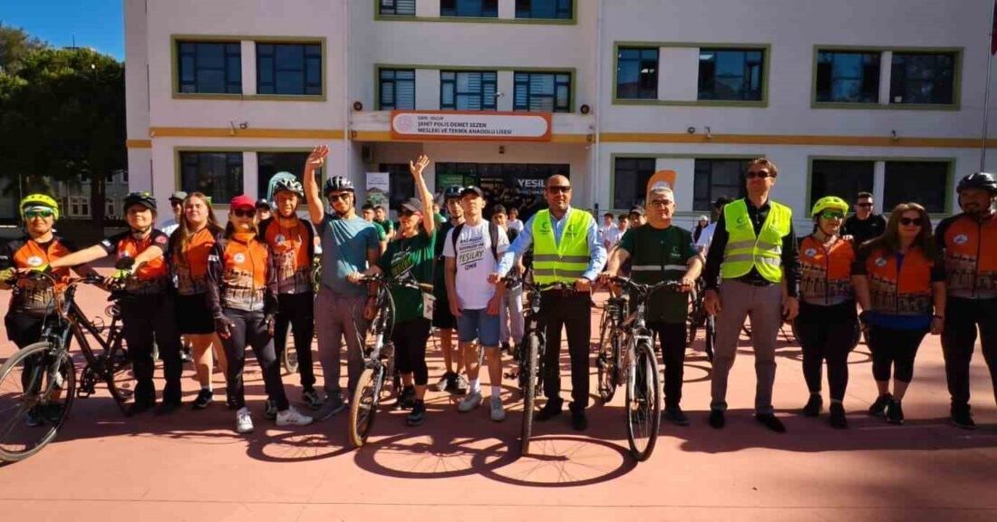 İzmir’in Selçuk ilçesinde Gençlik Haftası etkinlikleri kapsamında düzenlenen bisiklet turunda