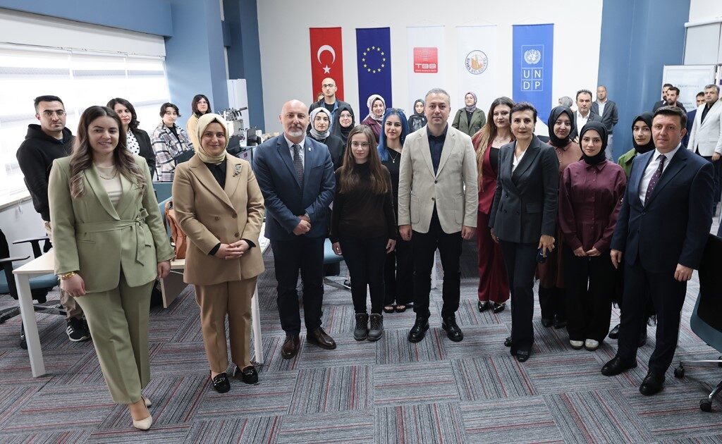 Sivas’ta “Bugünün Gençleri Geleceğin Meslekleri Projesi” kapsamında Dijital Gençlik Merkezleri