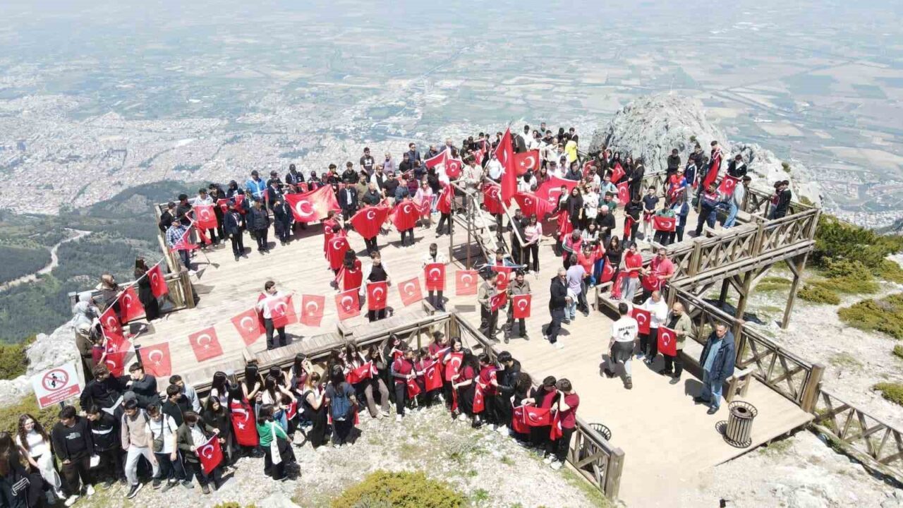 Manisa’da düzenlenen ’Maarifin Kalbinde Marifetli Gençler’ programında 17 okuldan yaklaşık
