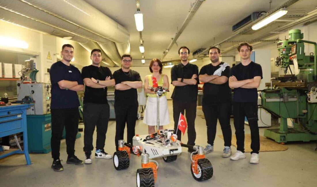 İzmir Ekonomi Üniversitesi (İEÜ) Mühendislik Fakültesi öğrencileri, üzerindeki robotik kol,
