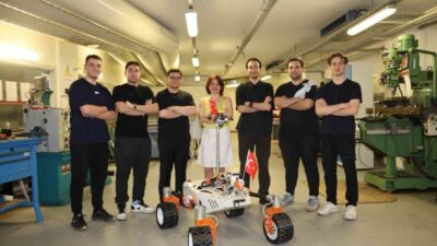 İzmir Ekonomi Üniversitesi (İEÜ) Mühendislik Fakültesi öğrencileri, üzerindeki robotik kol,