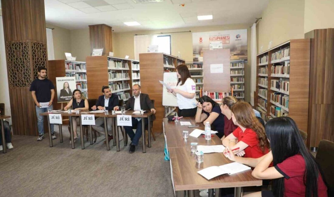 Şehzadeler Belediyesi Gençlik Evi’nde düzenlenen “Kütüphanede Münazara Var” yarışmasında öğrenciler