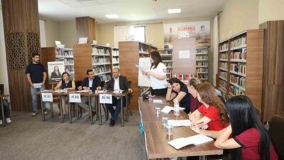 Şehzadeler Belediyesi Gençlik Evi’nde düzenlenen “Kütüphanede Münazara Var” yarışmasında öğrenciler