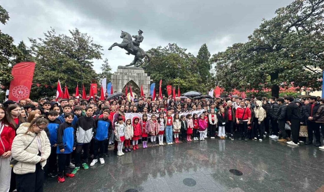 Samsun’da Gençlik Haftası’nın 107. yıl dolayısıyla Onur Anıtı’na çelenk bırakıldı.