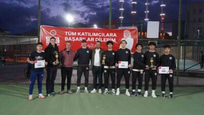 Bilecik’te gençlik turnuvalarında dereceye girenler ödüllerini aldı. Bilecik Belediyesi tarafından