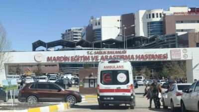 Mardin’in Artuklu ilçesinde evin yakınında geri manevra yapılan otomobilin altında
