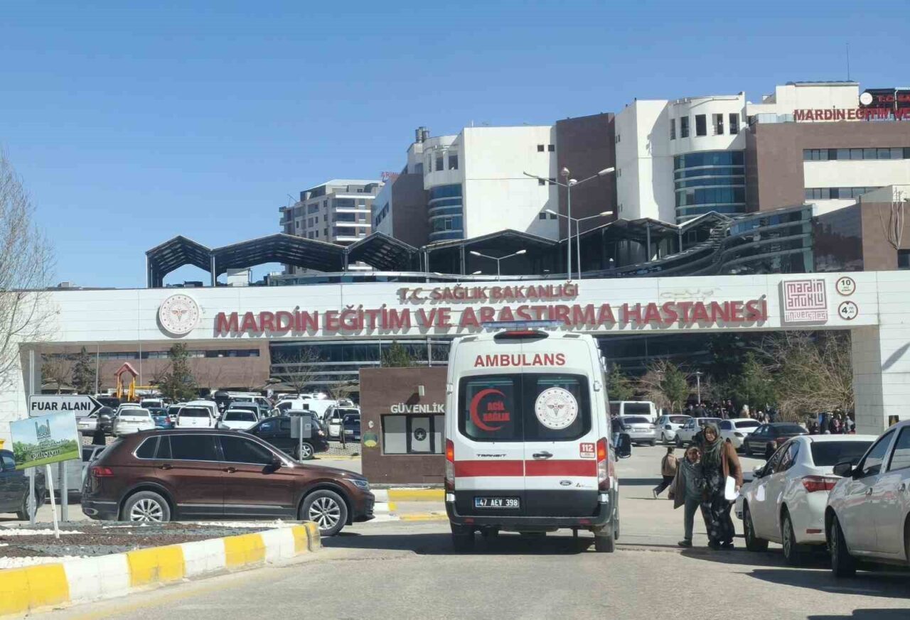 Mardin’in Artuklu ilçesinde evin yakınında geri manevra yapılan otomobilin altında