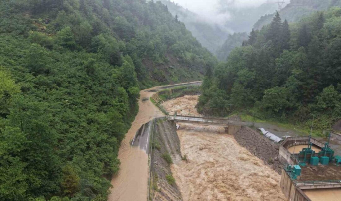 Giresun’da öğle saatlerinden itibaren etkisini artıran şiddetli yağış, ulaşımda aksamalara