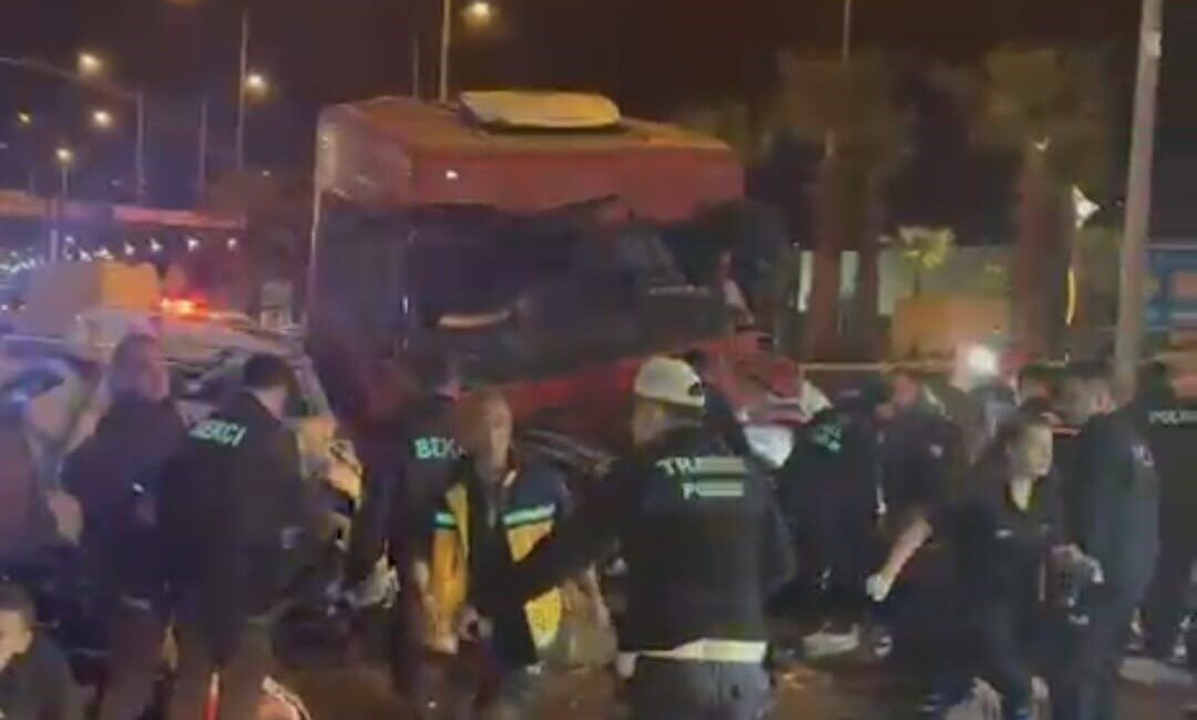 Giresun’da Karadeniz Sahil Yolu’nun liman mevkiinde tır ile iki otomobilin