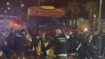 Giresun’da Karadeniz Sahil Yolu’nun liman mevkiinde tır ile iki otomobilin