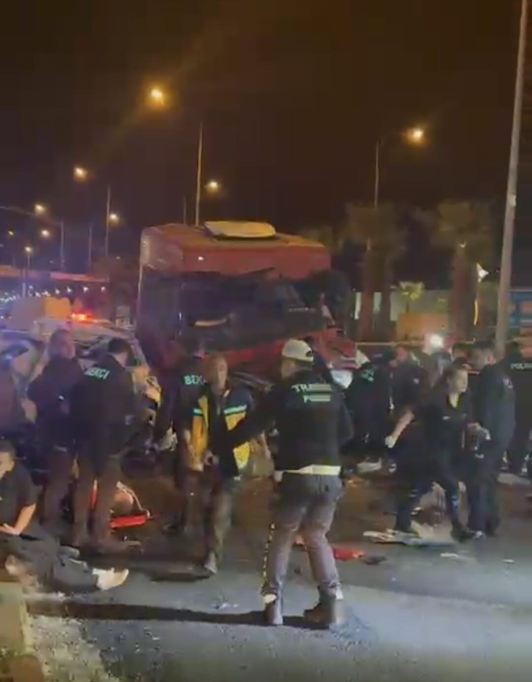 Giresun’da Karadeniz Sahil Yolu’nun liman mevkiinde tır ile iki otomobilin