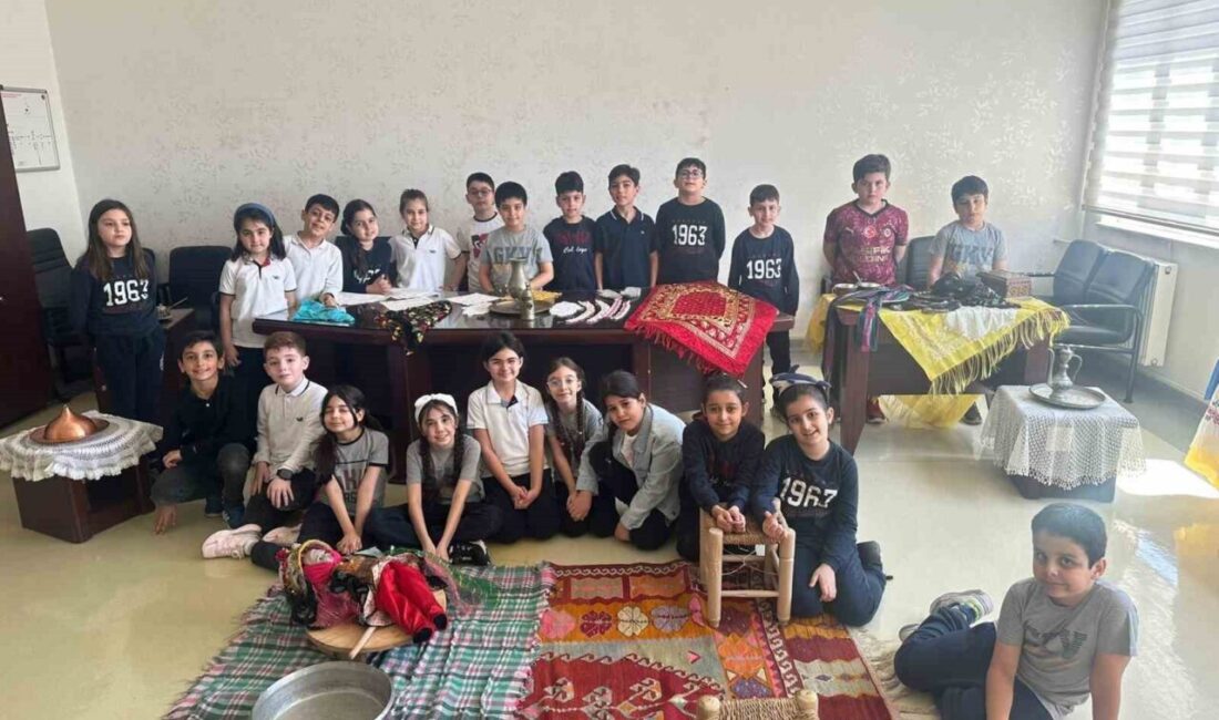 Gaziantep Kolej Vakfı Özel Okullarında öğrenciler tarafından açılışı gerçekleştirilen “Geçmişten