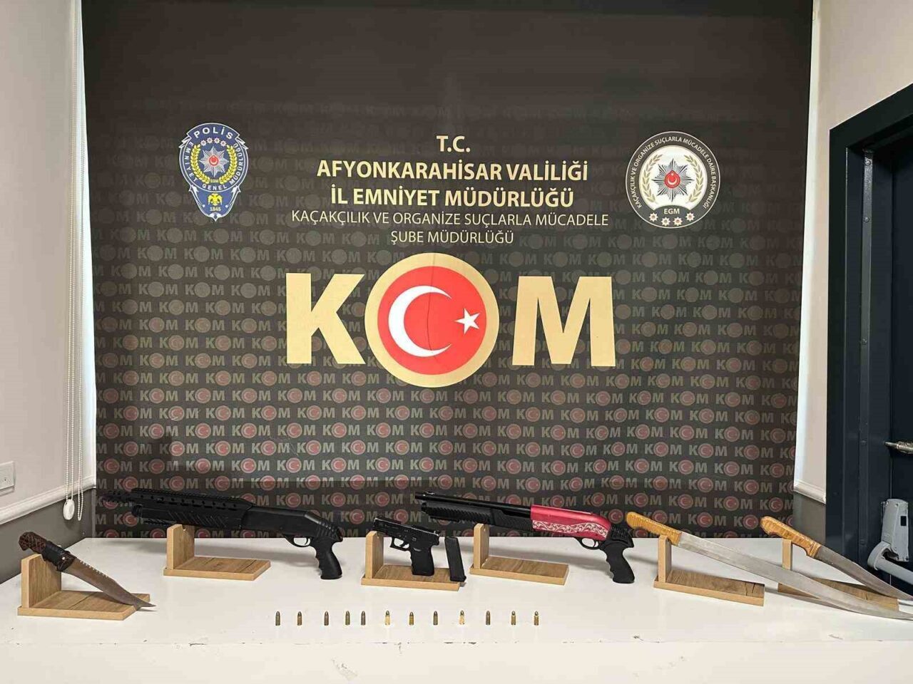 Afyonkarahisar’da irtibata geçtikleri işyerlerinin sahiplerinden ’Glock Organize Suç Örgütü’ suç