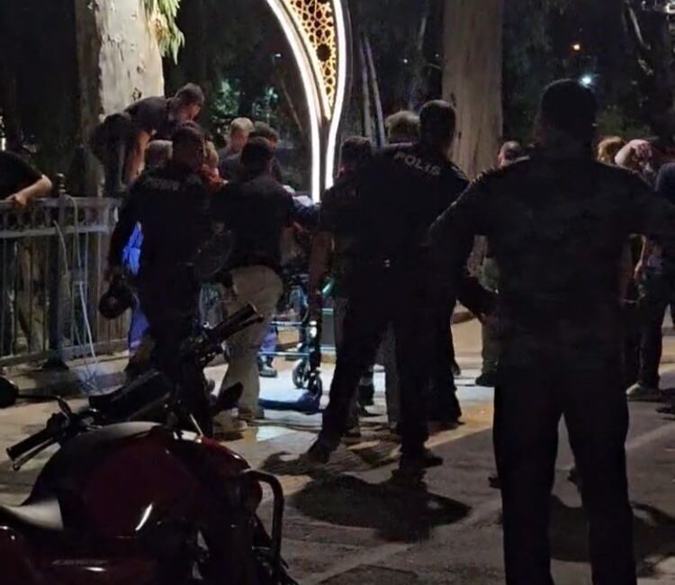 Mersin’in Silifke ilçesinde ırmakta sürüklenen şahıs ekiplerce sudan çıkarılırken, hayatını