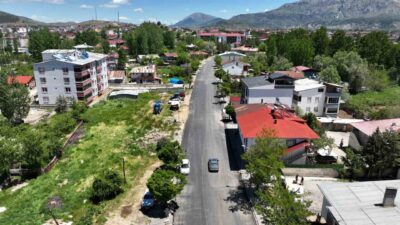 Kahramanmaraş’ın Göksun ilçesinde araç trafiğinde en yoğun kullanılan arterlerinden Atatürk