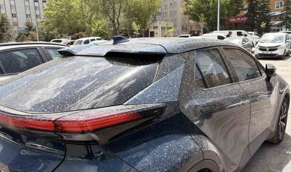 Kayseri’de etkili olan çamurlu yağmur yağışı araçları yoğun kire maruz
