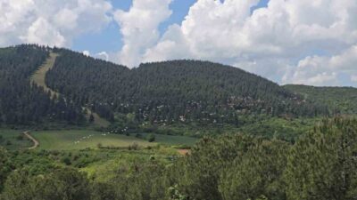 Tekirdağ’ın Şarköy ilçesinde gökyüzünde toplu halde uçan pelikanlar, oluşturdukları manzarayla