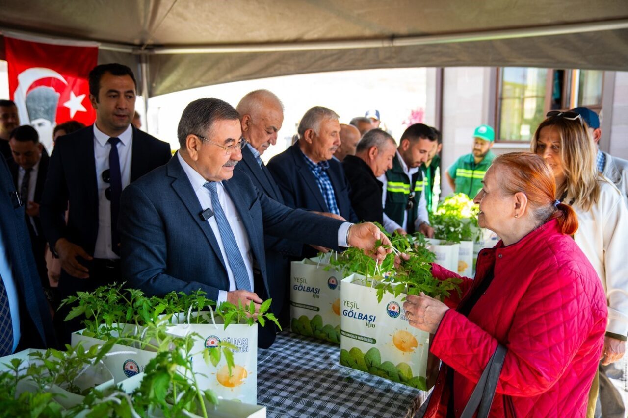 Gölbaşı Belediyesi seralarında ata tohumlarından üretilen 190 bin fide vatandaşlara