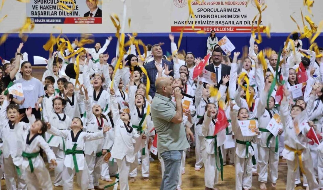 Gölcük Belediyespor bünyesinde eğitim gören 305 tekvando sporcusu, düzenlenen törenle