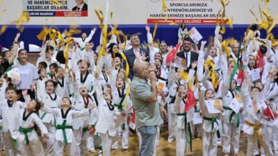 Gölcük Belediyespor bünyesinde eğitim gören 305 tekvando sporcusu, düzenlenen törenle